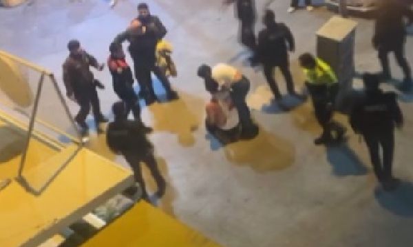 Kavgayı ayırmak isteyen polise kafa attı